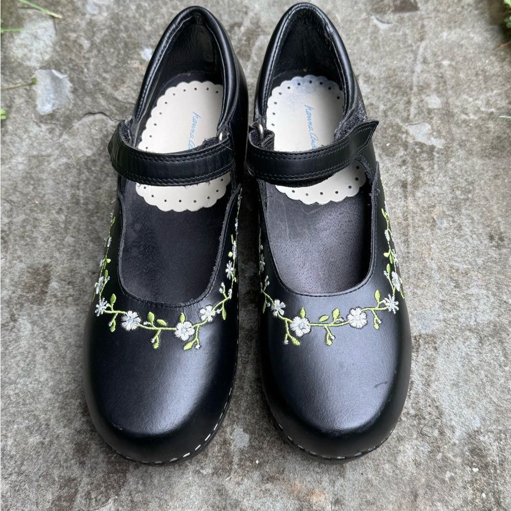 Hanna Andersson Black Leather Floral design Clogs Women’s Size 38